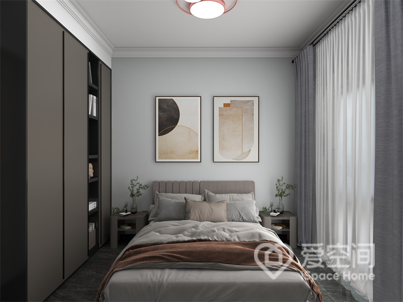 次卧以低饱和色系为主，简约的硬装空间中搭配温馨舒适的家具软装，营造出优雅大方的氛围感。