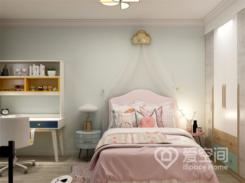 儿童房床头设计增加了空间美感，设计师通过巧妙提取美式经典元素和色彩，提升了卧室的温馨氛围。