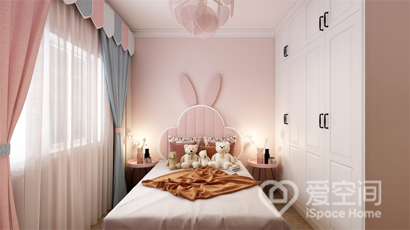 次卧空间功能明确，在满足基本实用需求之外，设计师利用配色来提升空间的甜腻感与浪漫感。
