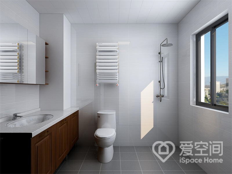 卫生间格局方正，洗手台、马桶和淋浴器一字排开，提升了空间的利用率，日常使用十分方便。