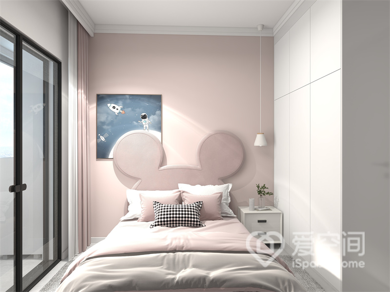 儿童房的设计清爽别致，粉色床头巧妙的融入背景墙中，丰富了背景画面，床品采用粉色和灰色碰撞，调和出浪漫的北欧氛围。