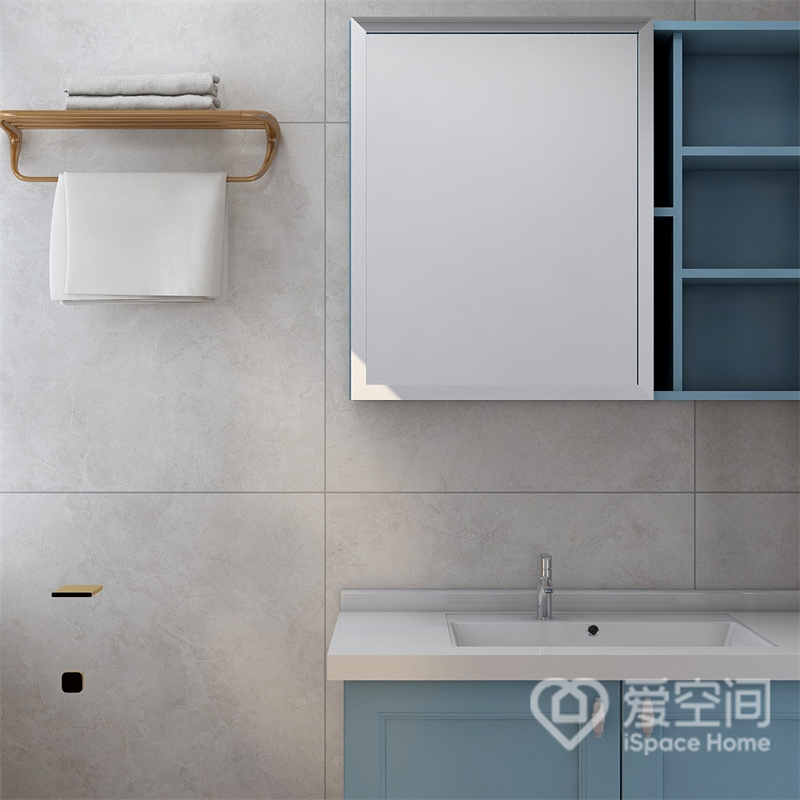 卫生间整体以米白色为主调，搭配浅蓝色镜柜和洗手柜，暖与冷在此处调和，充满优雅的疗愈氛围。