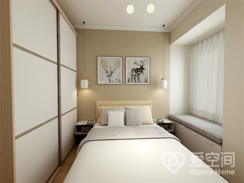 次卧大面积使用米白色渲染，强化了温馨氛围，入墙式释放出过道空间，令卧室不显拥挤。
