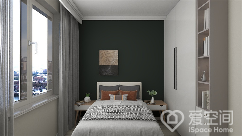 深绿色背景墙放大了次卧视野，增加了视觉上的宽阔感，衣柜依然选择了隐形设计，强化了卧室的秩序感。