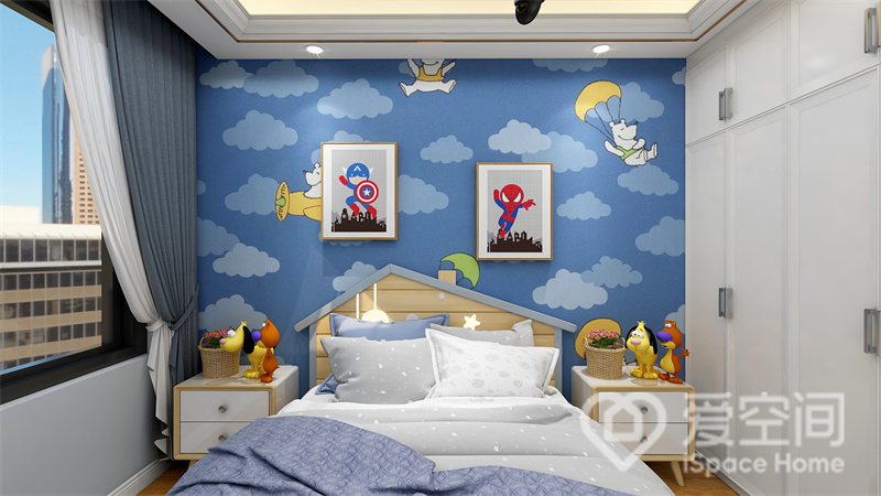 次卧层次分明，动线有序，蓝色卡通壁纸提升了空间的活力感，嵌入式衣柜令卧室显得整洁而大方。