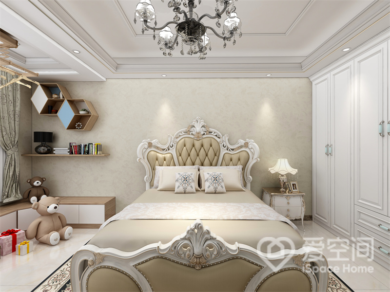 次卧背景采用铺贴欧式壁纸，与双人床色彩相辅相成，左侧收纳空间具有时尚感和设计感。