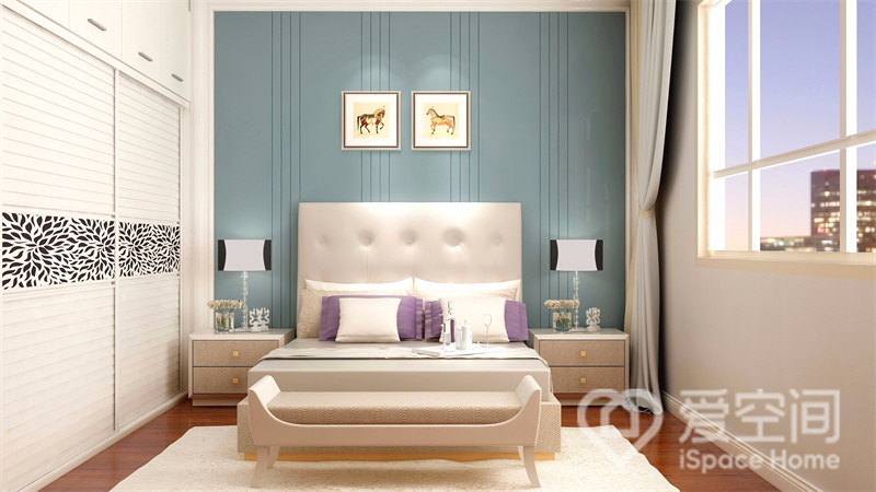 次卧设计简约，配色优雅而富有内涵，衣柜依然选用隐形设计，卧室因此变得更加宽敞开阔。