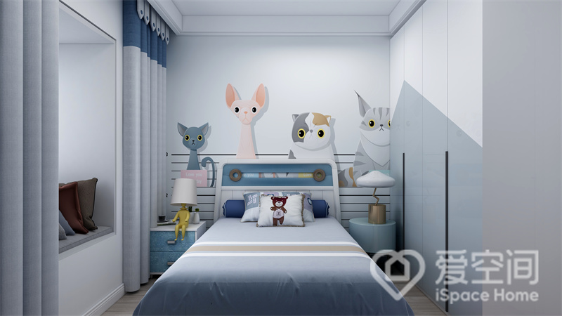 儿童房壁纸凸显趣味，软装家居与主题风格高度匹配，蓝白配色考究，营造宁静放松的卧室环境。