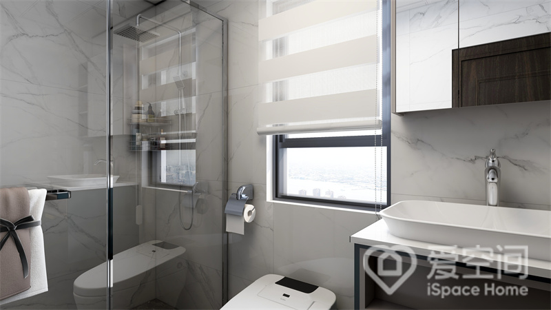 设计师运用细腻的笔触勾勒出落落大方的卫浴环境，干湿分离既能满足家庭的淋浴需求，又令空间显得更加有秩序。