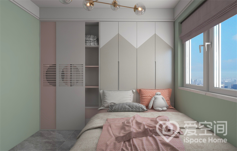 次卧背景采用收纳柜简单设计，隐形门效果舒适，低饱和色系不易产生视觉疲劳，为空间增色不少。