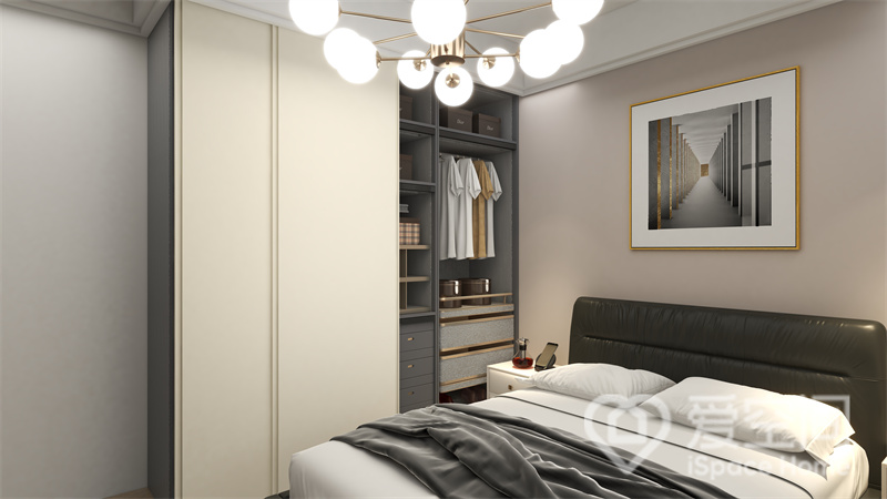 次卧以米色为主调，增添了空间的安静感与舒适感，入墙式衣柜释放出更多空间，提高了空间利用率。