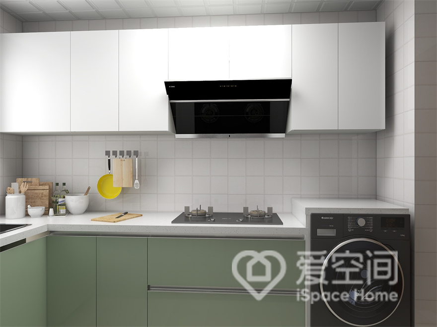 厨房的设计十分简洁，果木绿的柔软氛围给生硬的空间平添一抹温柔，白色吊柜平衡了空间的色彩关系。