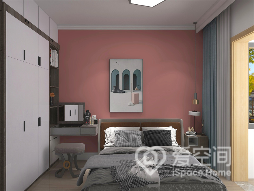 主卧空间中，冷暖色调相互融合勾勒出既温暖又协调的室内氛围，入墙式衣柜保证了立面的干净。