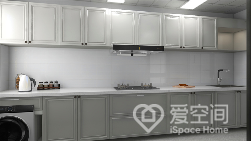 白色橱柜给厨房空间增加了美观度和舒适度，一字型的动线布局令视野得到拓展，置身其中，日常可享受阳光般明媚的心情。