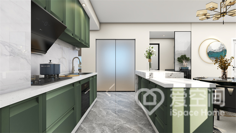 厨房采用双一字型布局，实现了空间动线的流畅性，绿色橱柜搭配白色操作台，空间更显时尚。