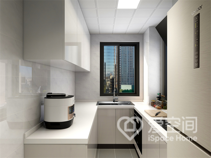 厨房的吊柜和橱柜是看起来十分高级的白色，电器嵌入式设计，从视觉上增加了空间的层次感。