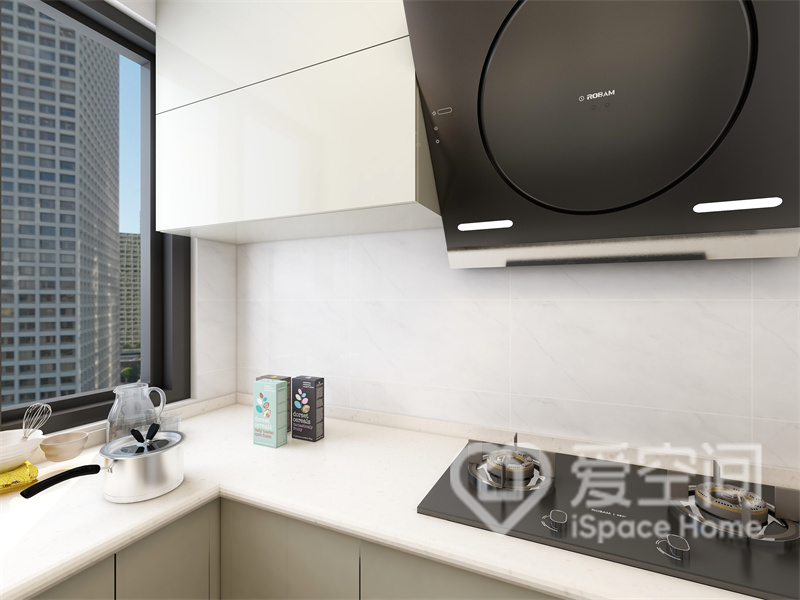 厨房空间拥有良好的采光，设计师通过亮白色橱柜空间显得更加明亮，L型布局提升了空间的使用率。