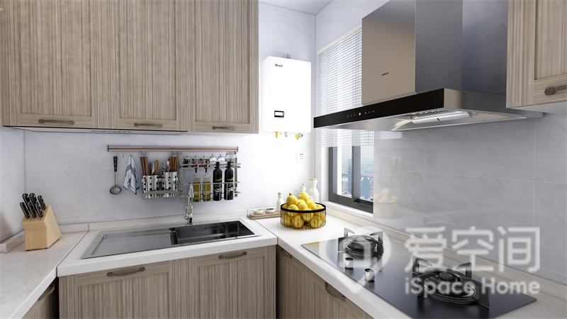 厨房空间中，深色原木橱柜与白色操作台形成鲜明的对比，相互搭配营造出质朴的空间氛围。