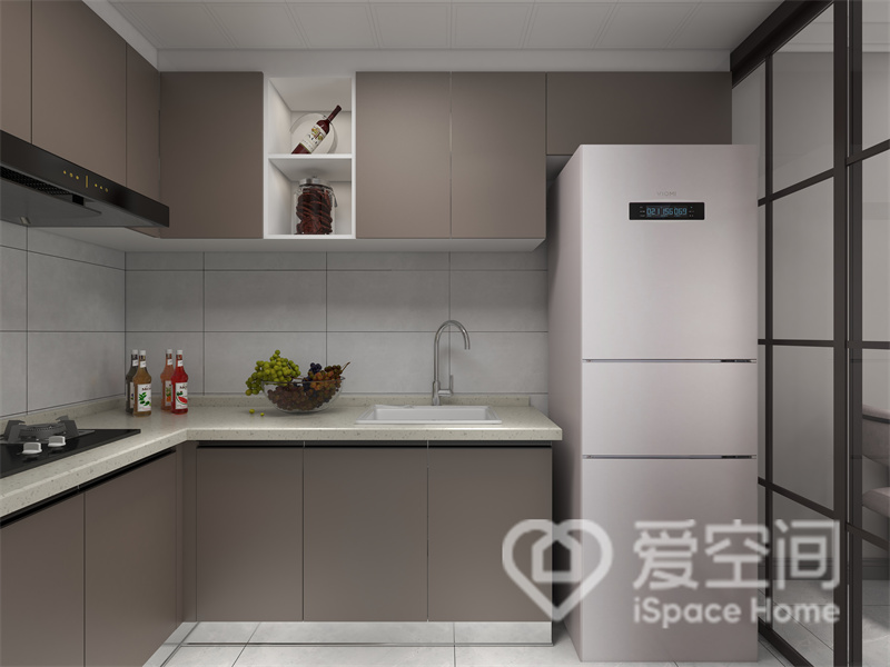 厨房的设计高端大气，L型的布局理念展示出现代几何美学，再加米白色操作台点缀，透露出舒适温和的空间氛围。