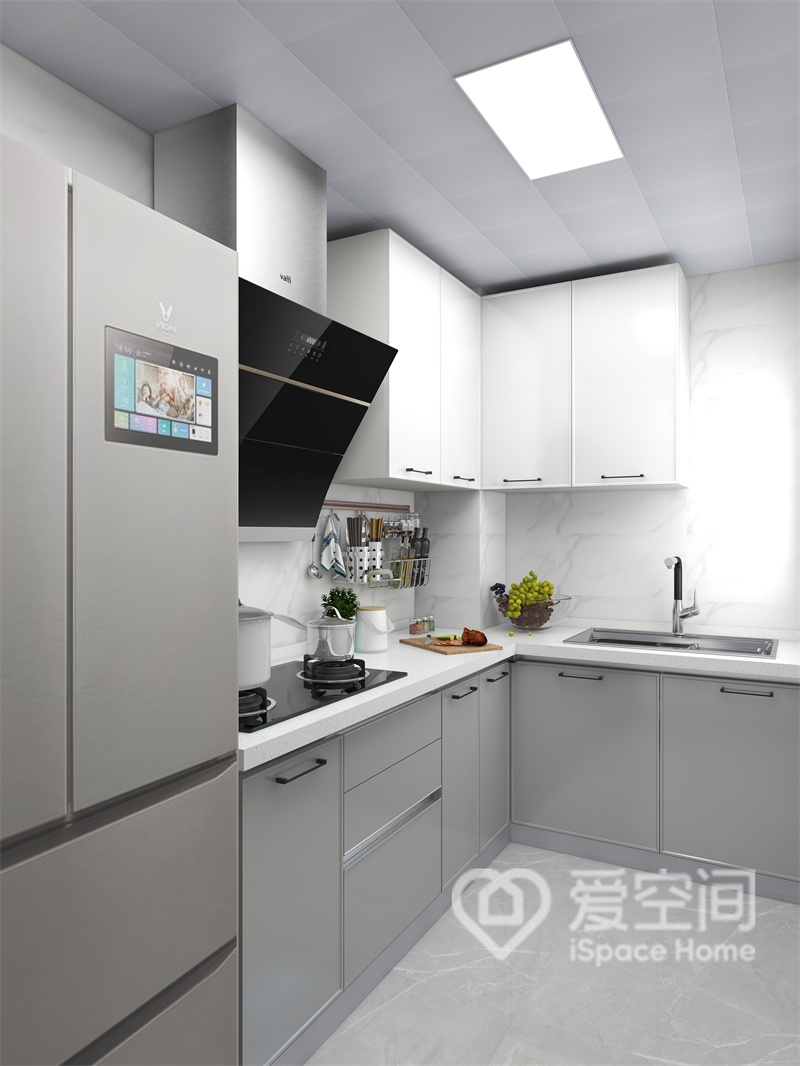 厨房没有繁重的布置，一切简约为主，灰白色橱柜奠定了空间的主色调，电器给空间增加了层次感。