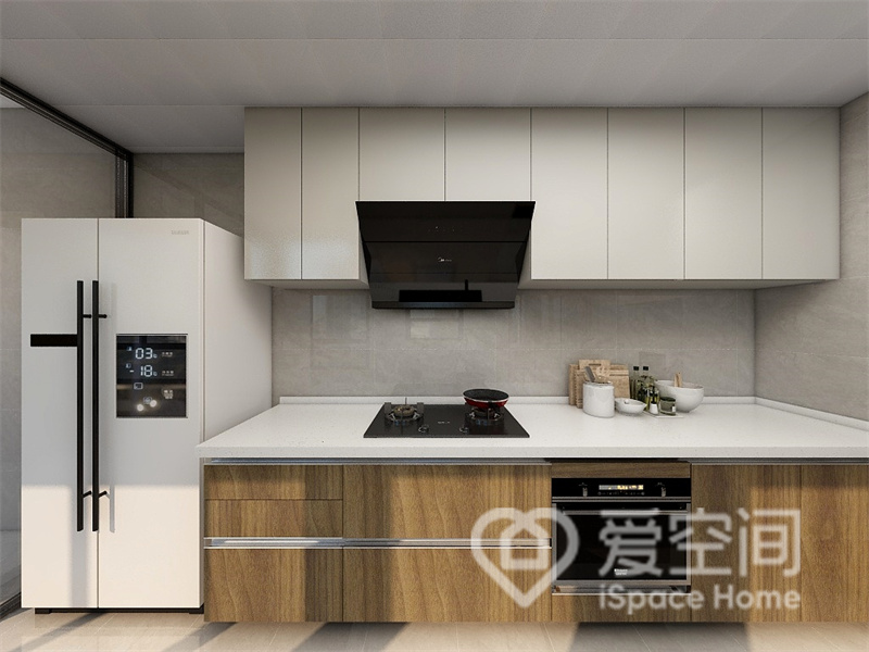 厨房背景墙通过米灰色砖面的呈现，白色吊柜和原木橱柜的调和，让厨房的高级感与亲和力成倍递增。