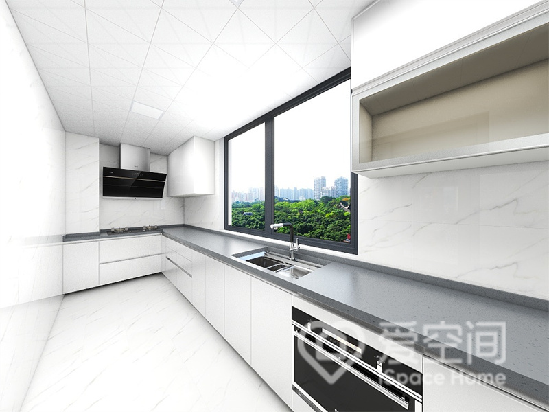 厨房窗户大，增加空间的采光，白色橱柜美观十足，让空间看上去更加大气，黑色电器嵌入设计，勾勒出层次。