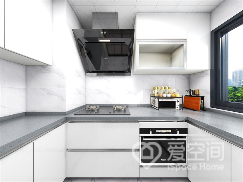 设计师选用白色大理石作为厨房背景，搭配白色橱柜，打造出干净纯粹的烹饪空间，整体干净明亮。