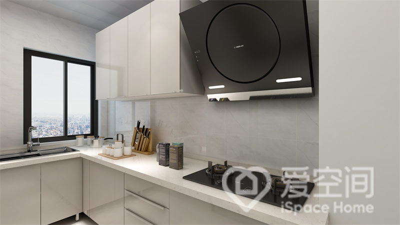 厨房的配色温馨纯粹，米色橱柜搭配白色操作台呈现舒适的视觉效果，L型动线布局操作方便。