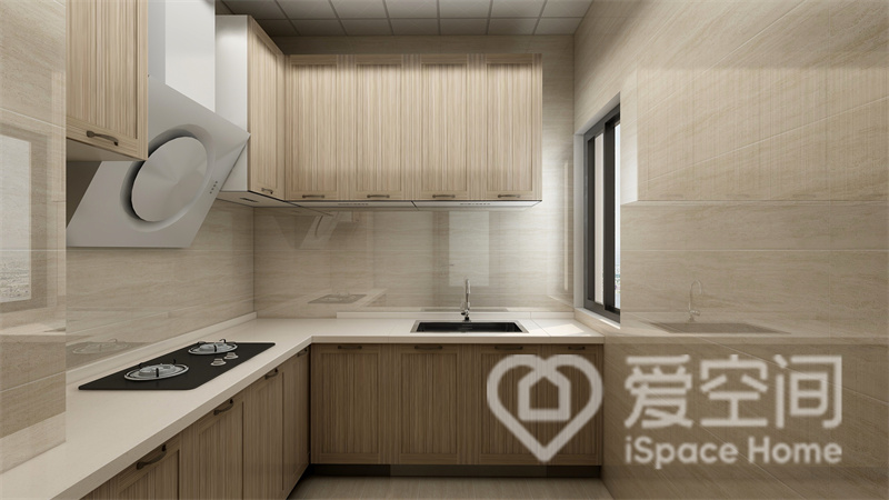 厨房L型布局，以暖木色调为主，白色操作台的加入中和了冷暖感，显得空间温馨而不沉闷。