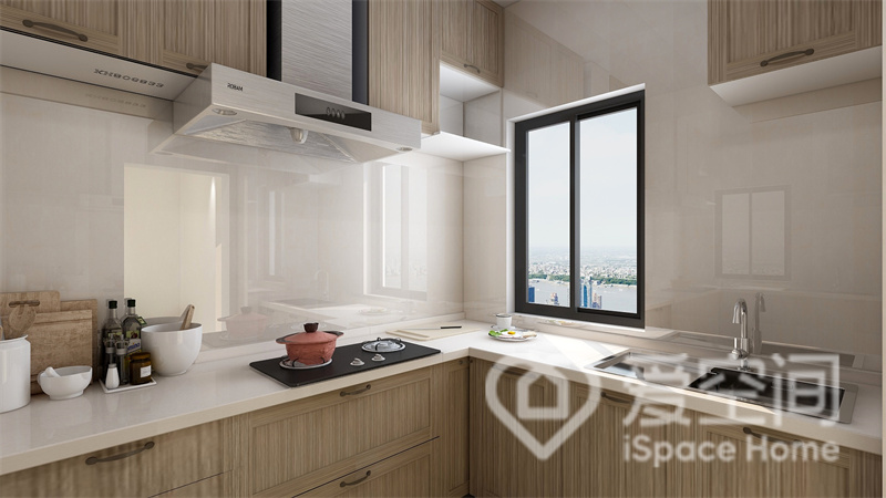 厨房选用木质调做柜面，空间立刻变得优雅谦逊，白色操作台搭配其中，呈现出低调内敛的烹饪氛围。