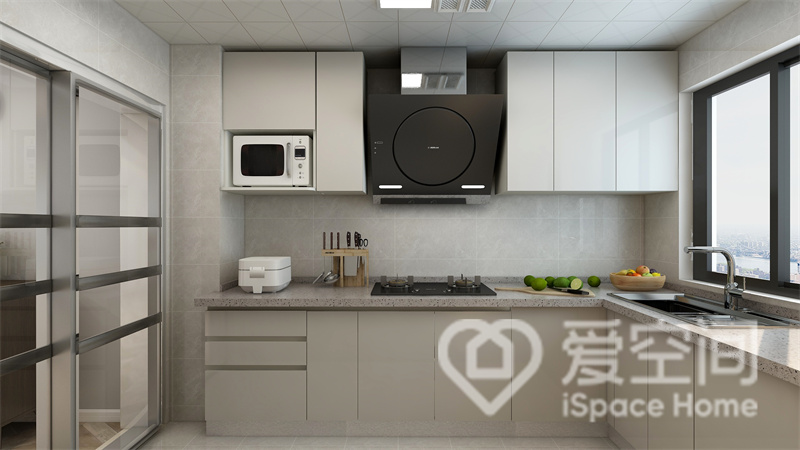 厨房采用L型布局，动线规划十分舒适，米色烤漆柜面使空间洋溢着优雅舒适的气息，久看不腻。