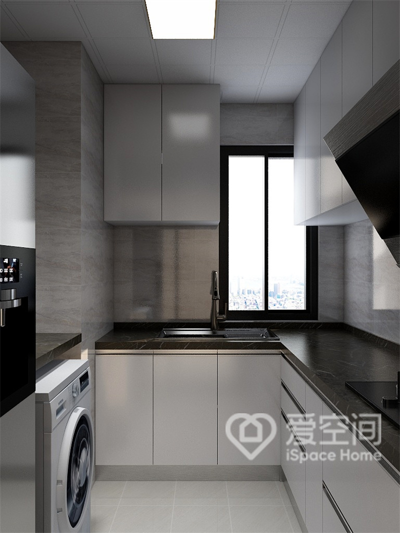 厨房设计的井井有条，整个空间没有一丝多余的装饰，白色橱柜与灰色吊柜配色和谐，黑色操作台的加入令空间别有一番美感。