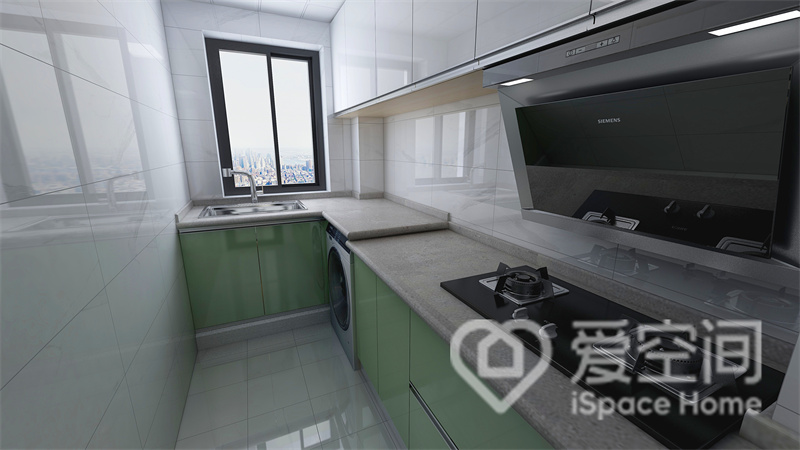 厨房的设计简洁大气，绿色橱柜自然朴实，白色操作台与白色吊柜相得益彰，适配度满分。