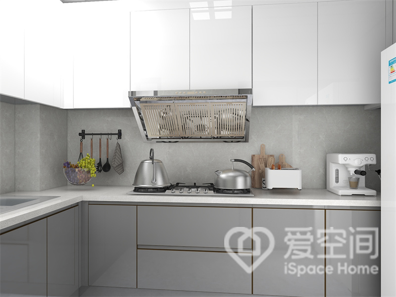 厨房明亮整洁，白色吊柜与米色橱柜相搭配，为空间融入更多时尚感，增加了空间的层次。