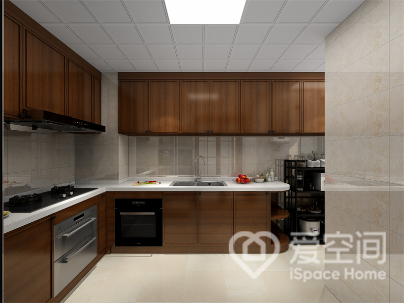 白色操作台打破了厨房空间的单调性，实木橱柜奠定了风雅清婉的中式基调，稳重而大气。