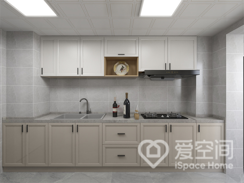 米白色橱柜搭配灰色操作台的设计增添了空间的层次感，使厨房更显现代化，整体显得干净整洁。