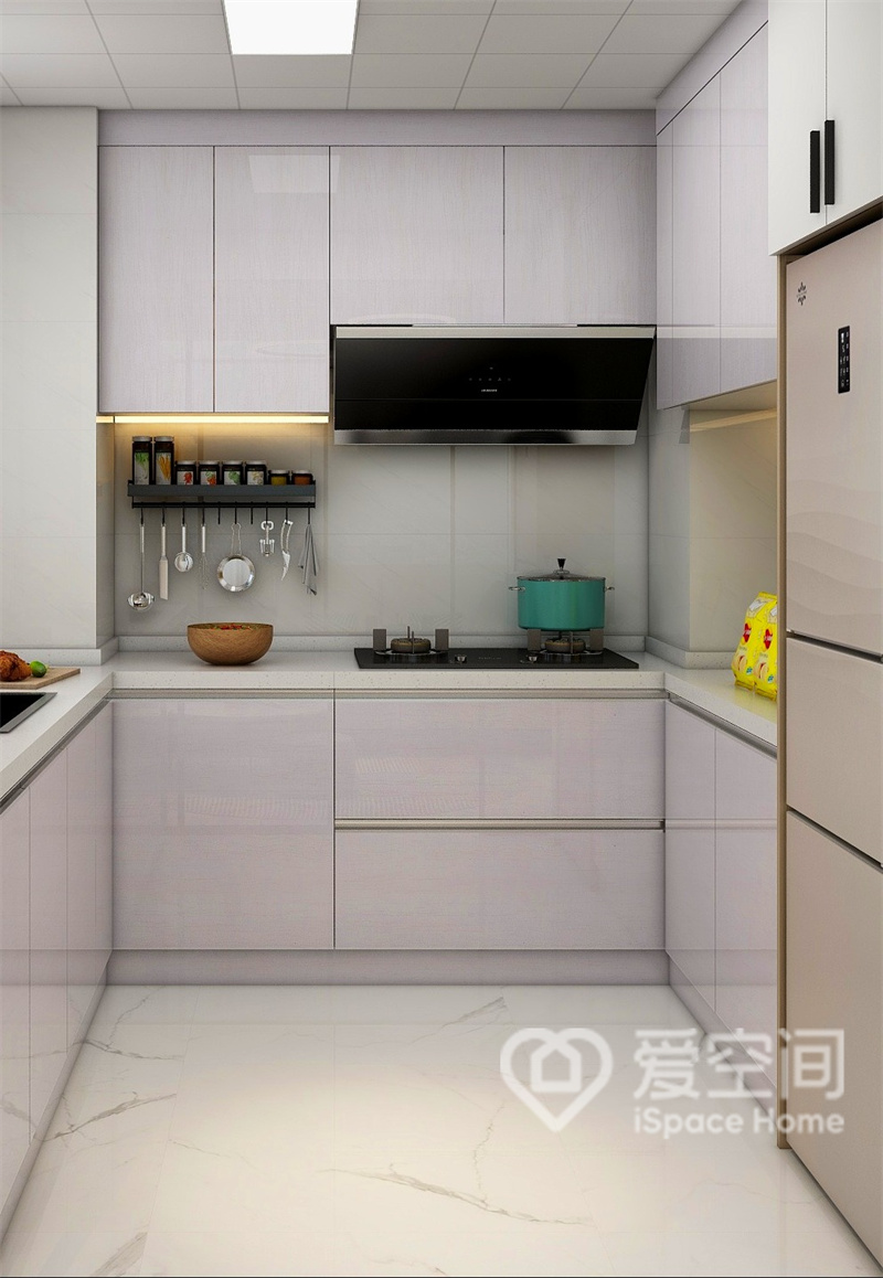 进入厨房，豁然开朗的气息迎面而来，浅紫色橱柜提升了厨房空间的艺术感，灯带的设计便于业主晚上做餐。