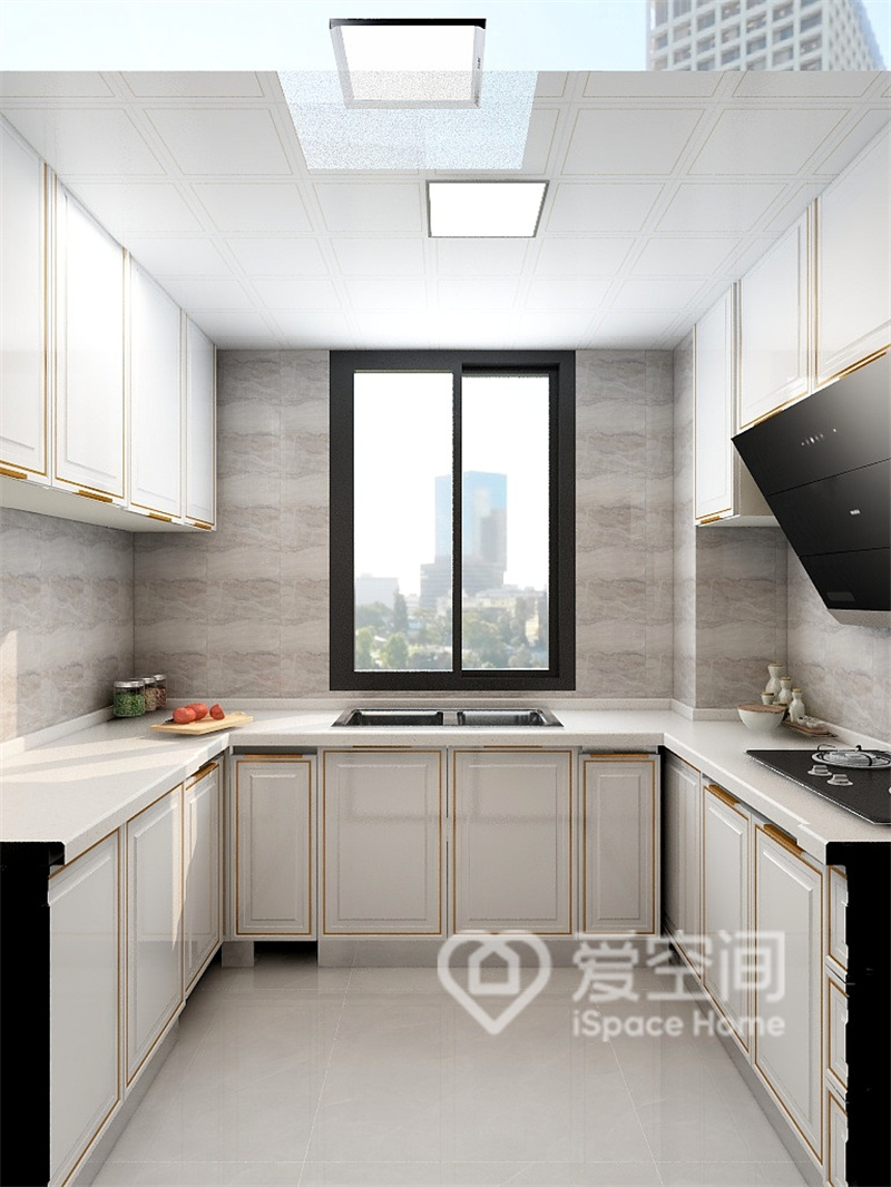 厨房空间采用了定制的白色橱柜，结合了白色操作台，将中式造型自然地融入到整体，空间显得优雅舒适。