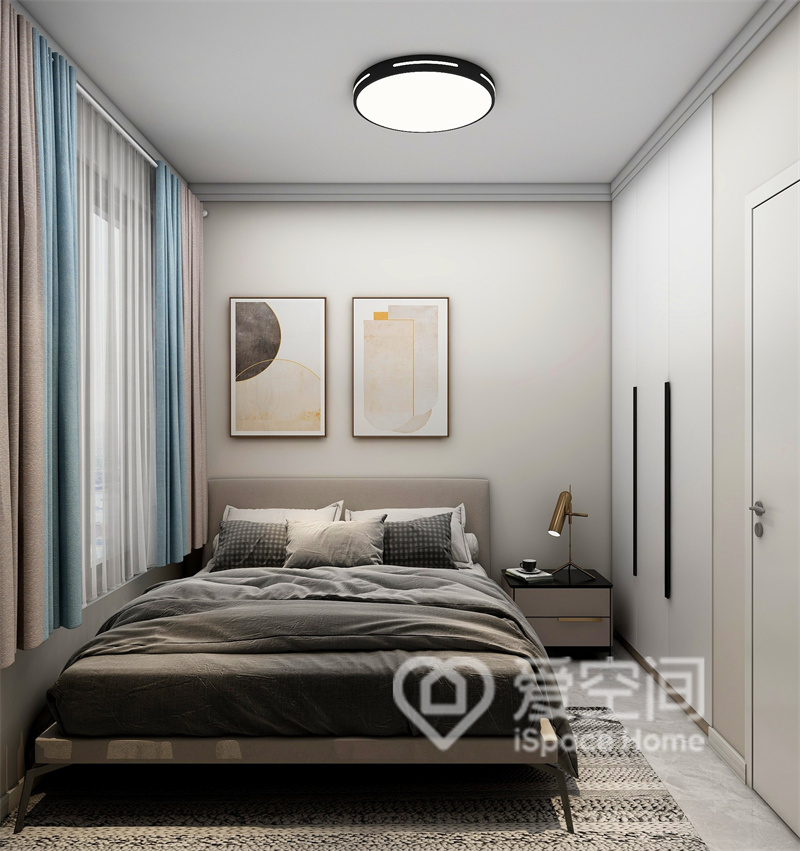 卧室以低饱和度的灰咖色调开启，立面的设计不张扬，床品不露锋芒地展示出成熟安静的氛围。