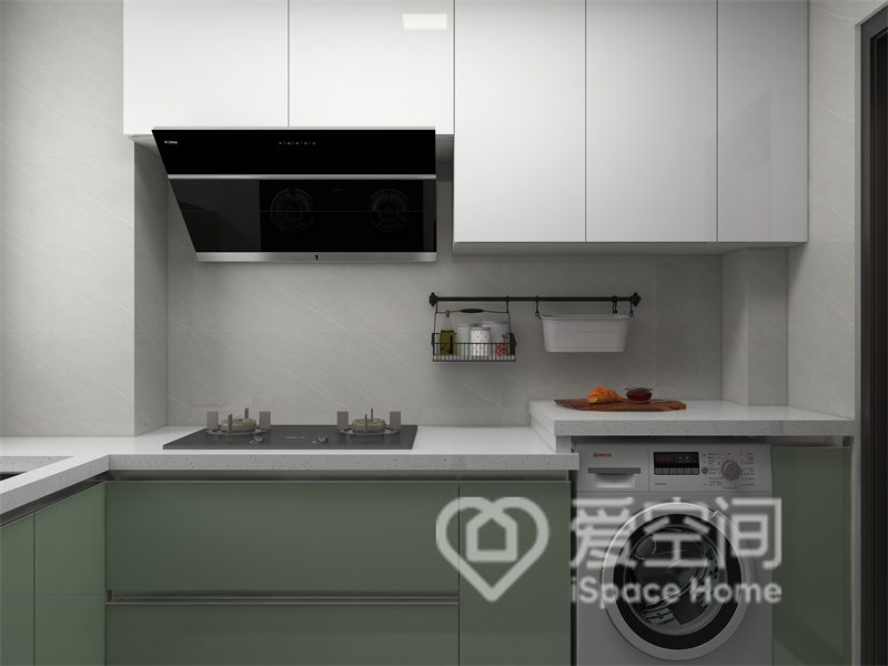 白色吊柜与薄荷绿橱柜交相呼应，L型的厨房布局巧妙的利用了角落空间，令整体更加干净整洁。