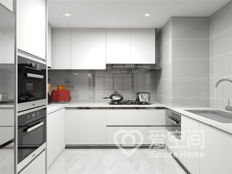 厨房空间选用灰色与白色相结合，整体简洁干净，定制的白色橱柜高级优雅，动线流畅舒适。