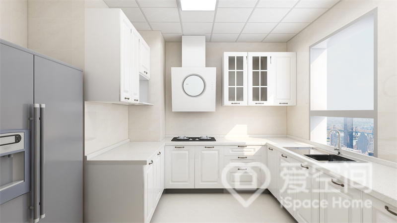 干净舒适的白色橱柜为空间增添了优雅氛围，U型动线布局简约而不失美感，日常烹饪十分方便。