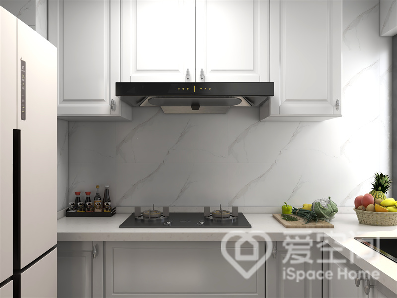 白色橱柜高级而富有质感，黑色电器的融入使空间增添了层次感，L型动线布局令日常烹饪更加舒适。