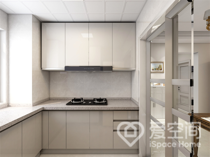 厨房空间简约而高级，白和米色之间尽显美式风格的简约之美，干净的柜面令厨房显得更加整洁。