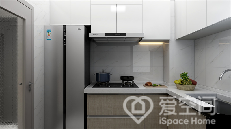 厨房设计充满现代质感，橱柜以木色和白色为主，给原本冷淡的空间增添不少温润感，动线规划流畅。