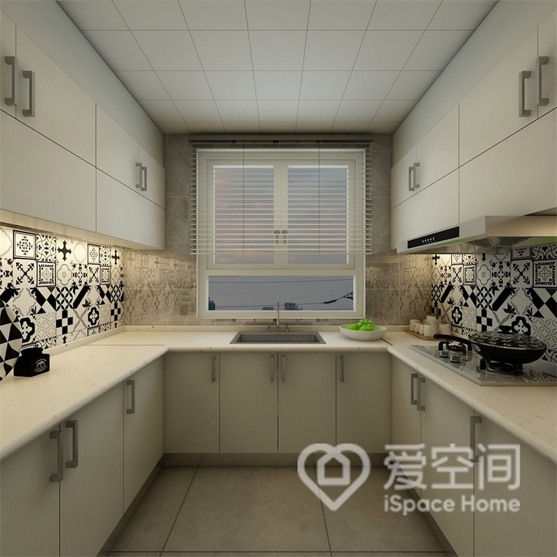 厨房选用U型布局，操作便捷，白色橱柜显得空间很宽敞，中部墙面铺设了花砖，时尚美观。