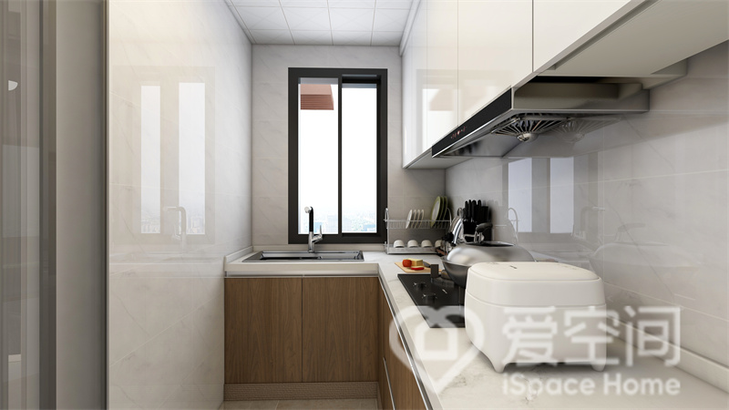 厨房整体以白色与原木色为主色调，烤漆材质的白色橱柜美观耐看，L型布局提升了烹饪效率。