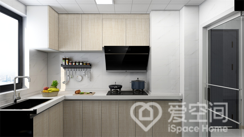 白色与原木色搭配使整个厨房空间简单利落，白色操作台设计凸显出空间的张力，勾勒出层次美感。
