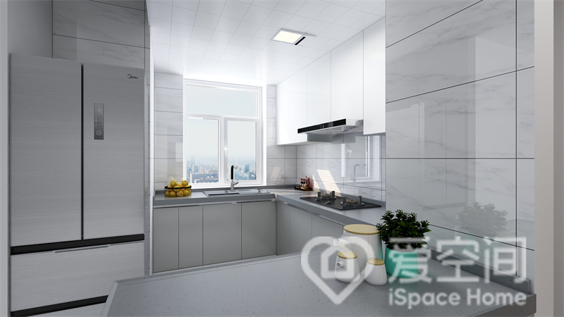 厨房通过白色与灰色搭配整个空间显得清新舒适，橱柜采用U型布局后，使用舒适，方便日常使用。