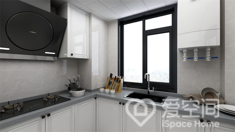 厨房中黑、白、灰搭配设计别具一格，明亮的光线引入室内，为空间造就出温馨素雅之美。